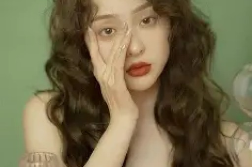 炸裂！司晓迪凌晨甩黑色吊带美照评论区从吃瓜到吐槽吵翻了天