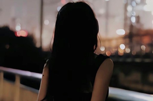 戚薇当妈后越发年轻！穿绿色夹克+白色短裙清新减龄又少女